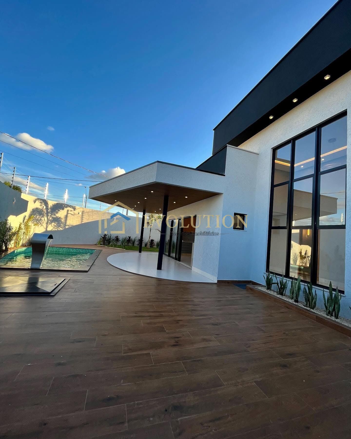 Casa à venda com 3 quartos, 177m² - Foto 1