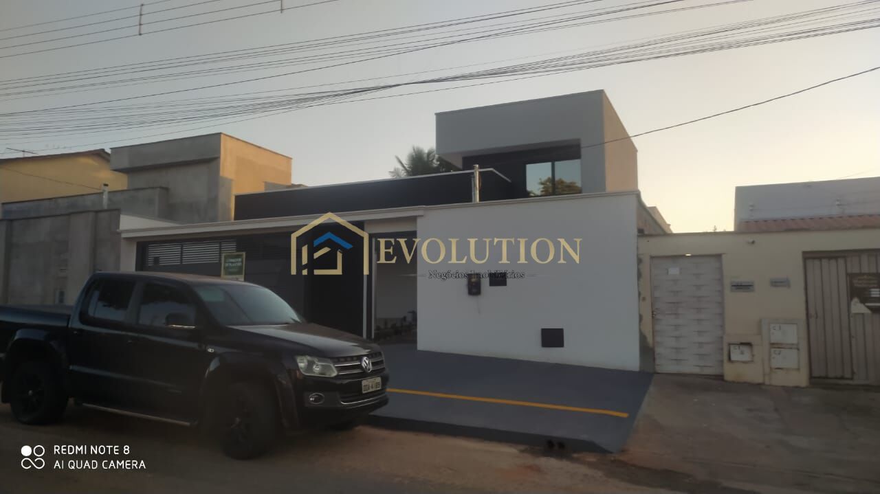 Casa à venda com 4 quartos, 380m² - Foto 1