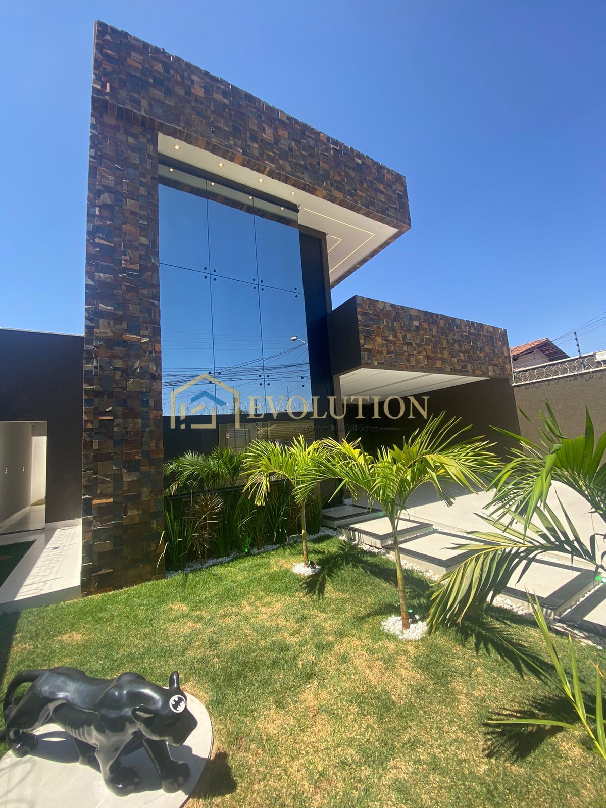 Casa à venda com 4 quartos, 230m² - Foto 1