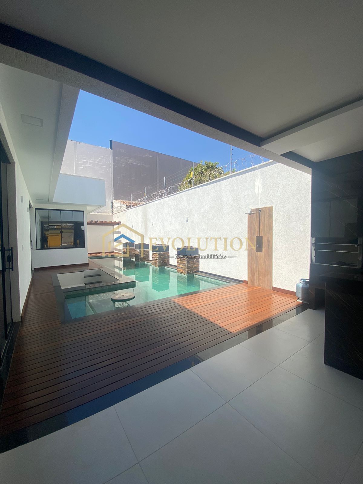 Casa à venda com 4 quartos, 230m² - Foto 3