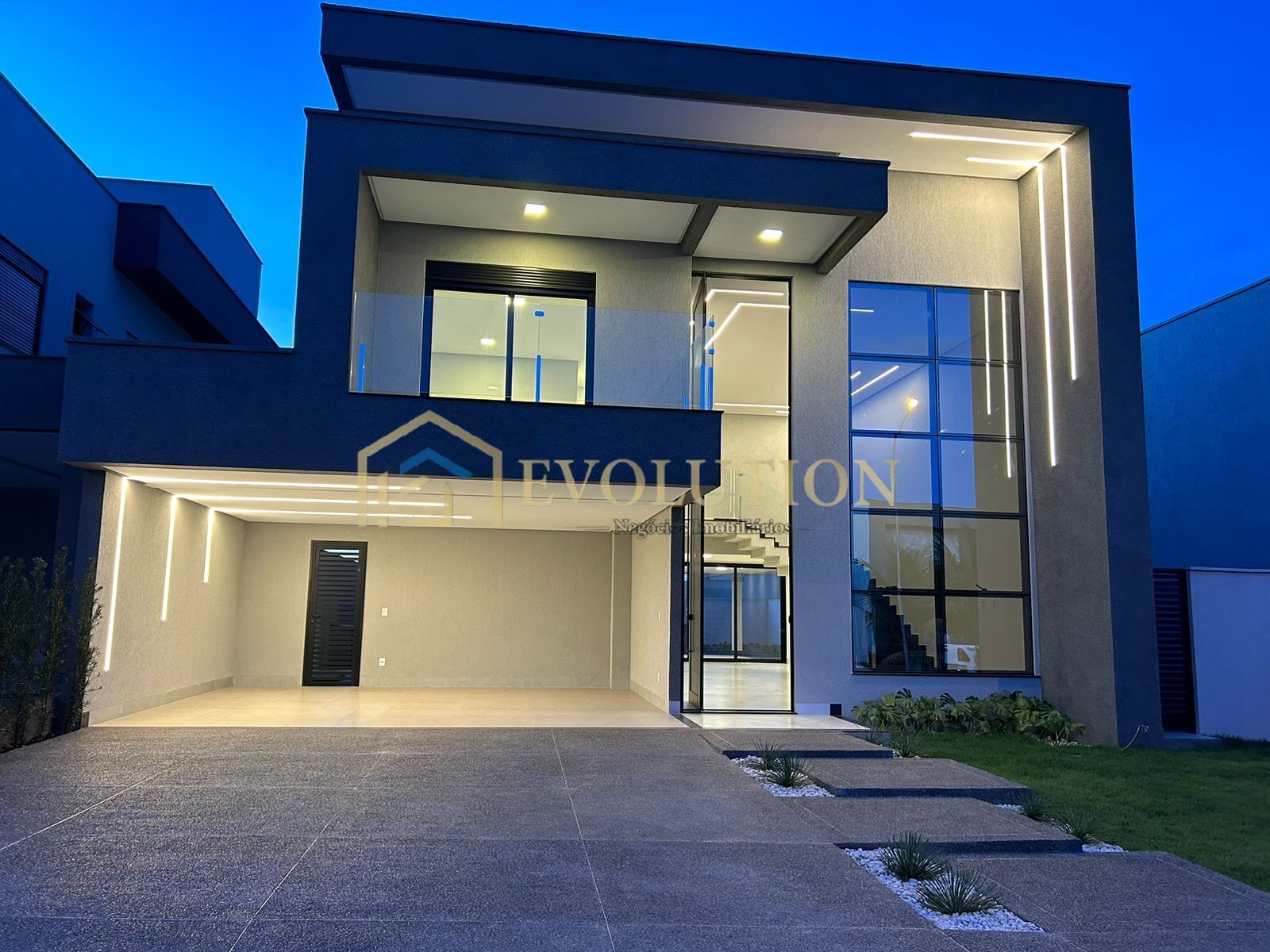 Sobrado à venda com 4 quartos, 270m² - Foto 1