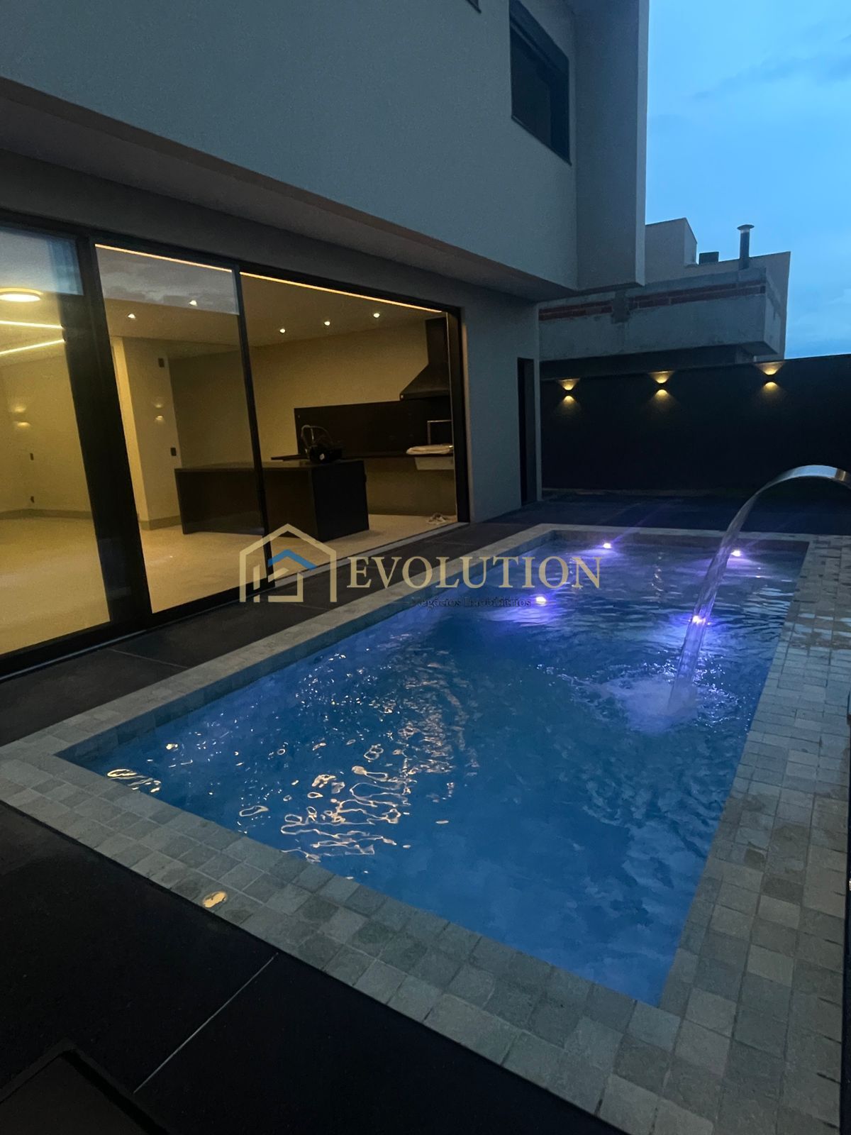 Sobrado à venda com 4 quartos, 251m² - Foto 2