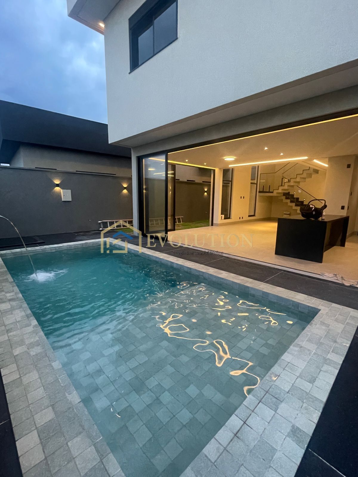 Sobrado à venda com 4 quartos, 251m² - Foto 1