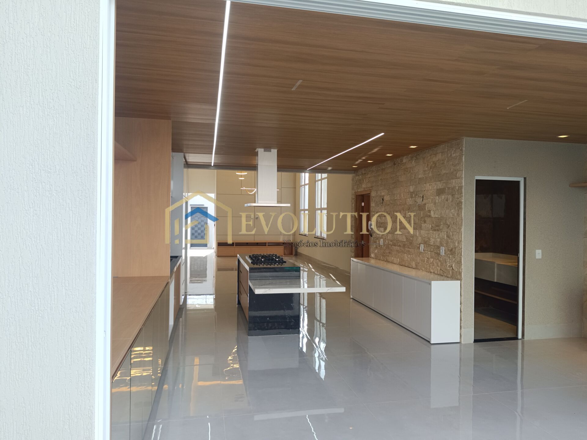 Casa à venda com 3 quartos, 230m² - Foto 2