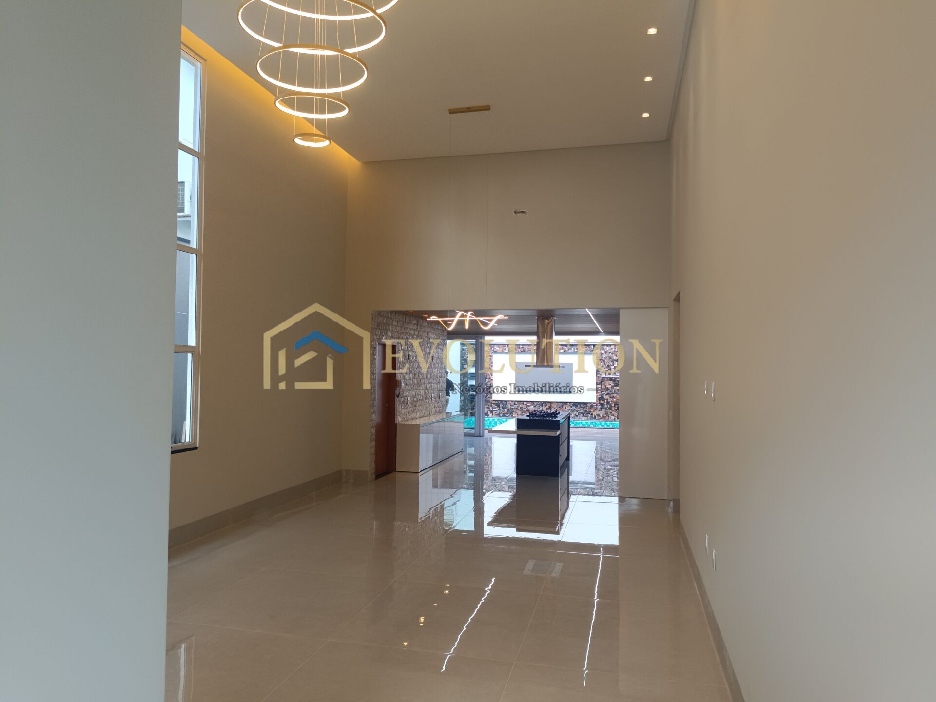 Casa à venda com 3 quartos, 230m² - Foto 1