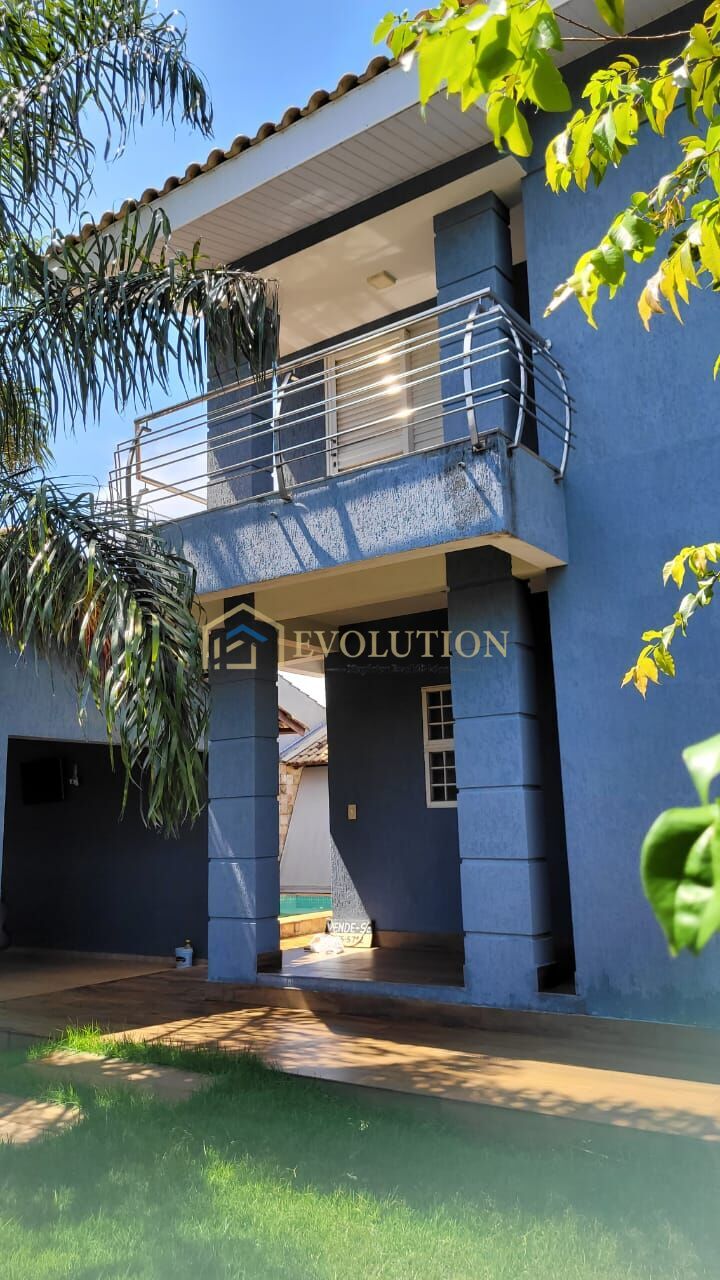 Sobrado à venda com 3 quartos, 291m² - Foto 1