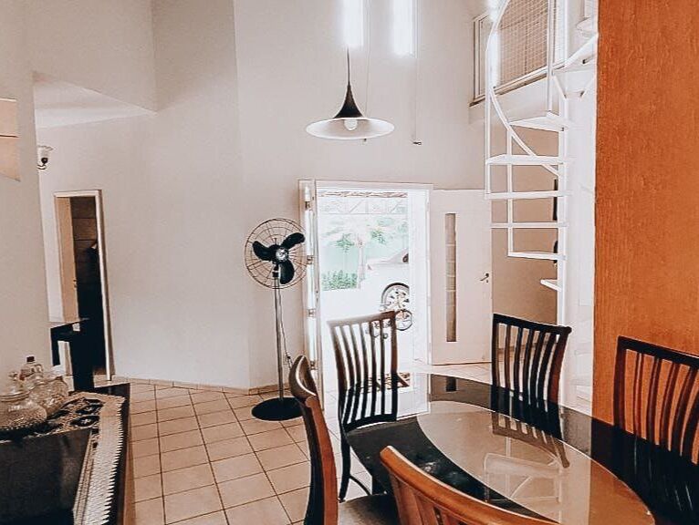 Casa à venda com 5 quartos, 328m² - Foto 2