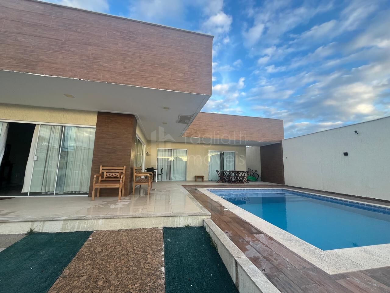 Casa à venda com 2 quartos, 100m² - Foto 1