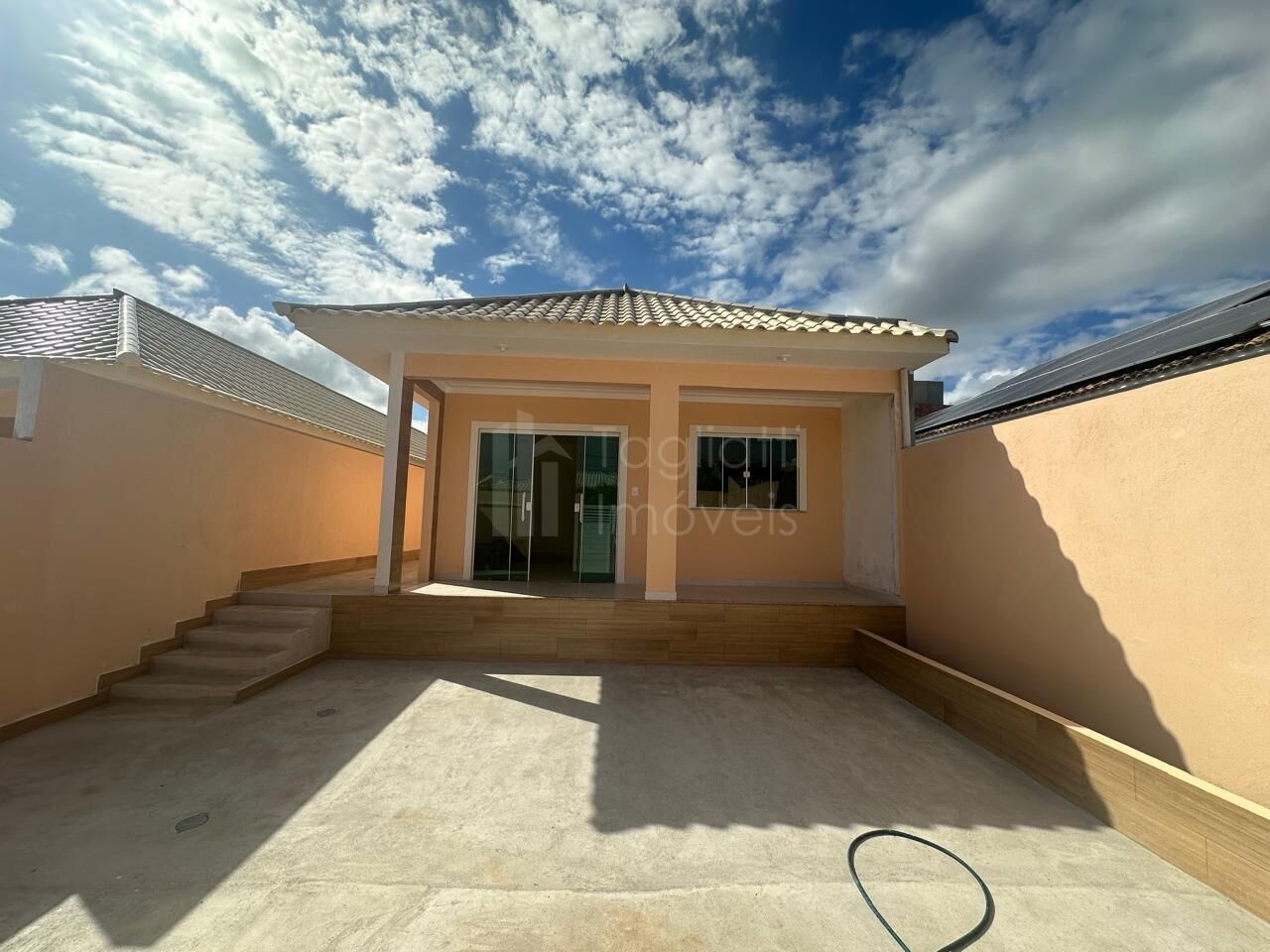 Casa à venda com 3 quartos, 112m² - Foto 1