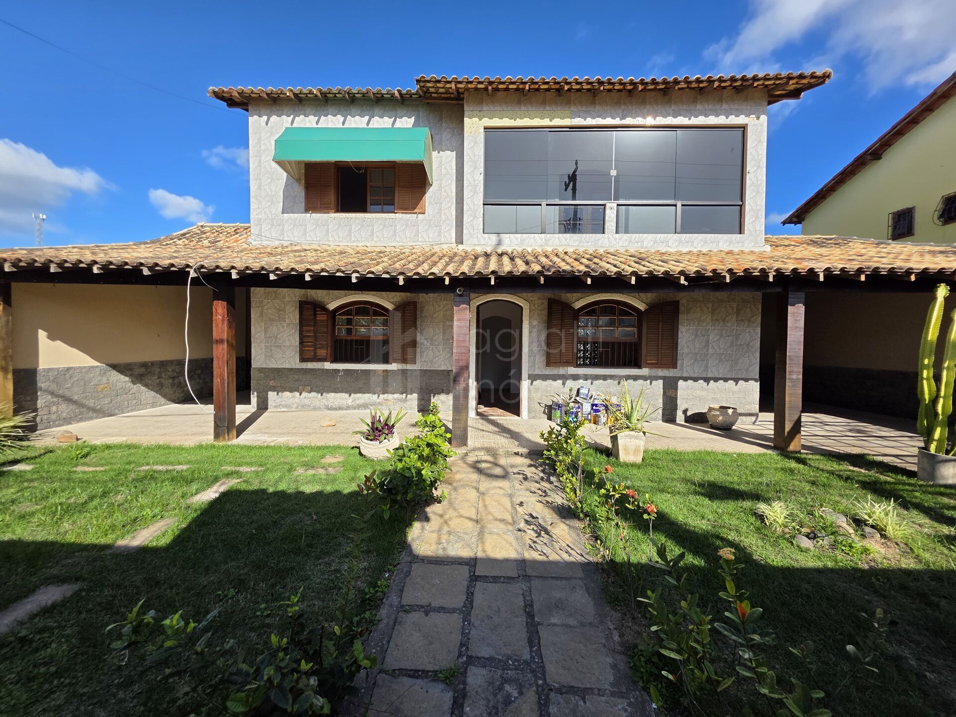 Casa para alugar com 6 quartos, 338m² - Foto 1