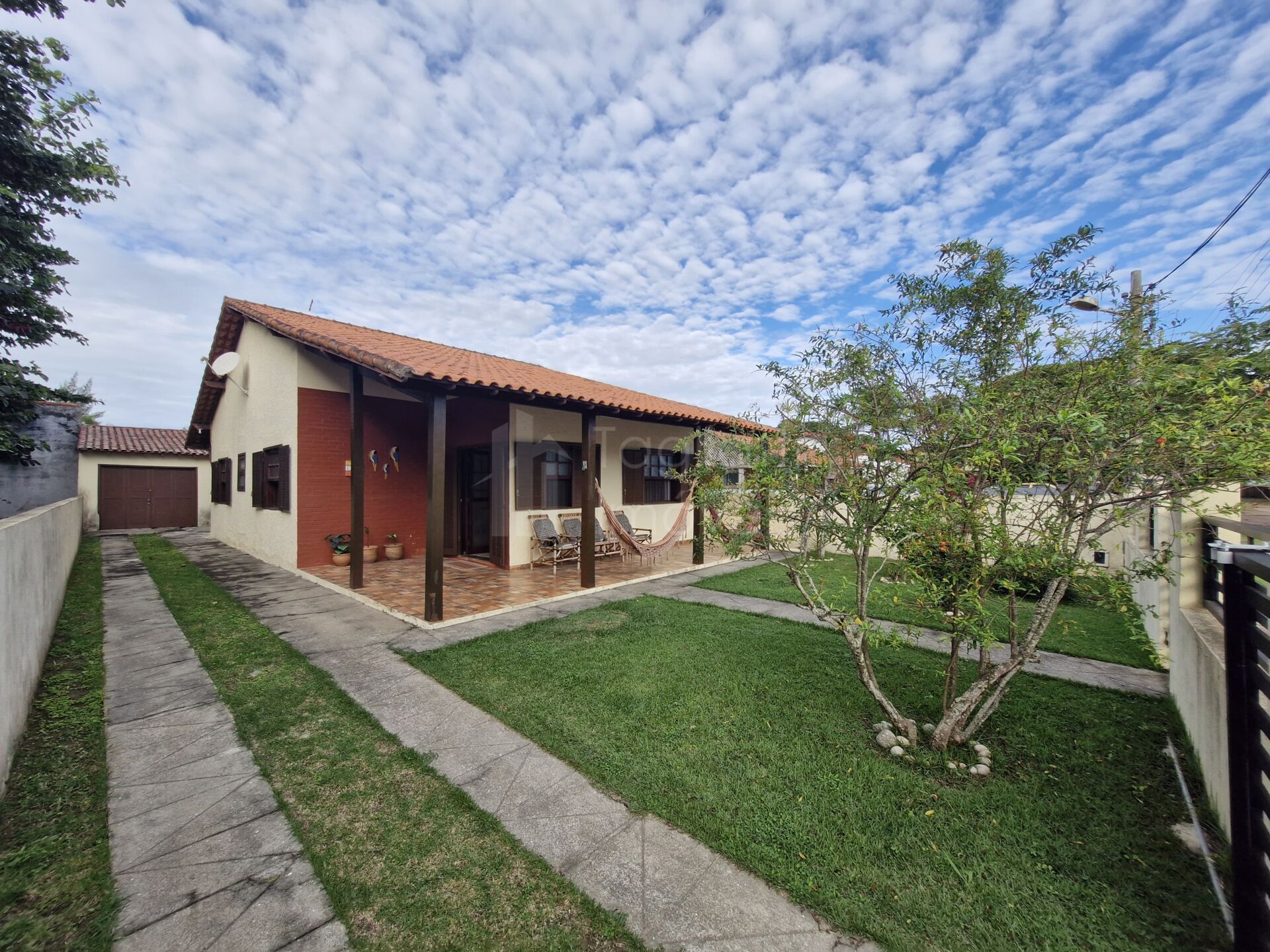 Casa à venda com 2 quartos, 100m² - Foto 1