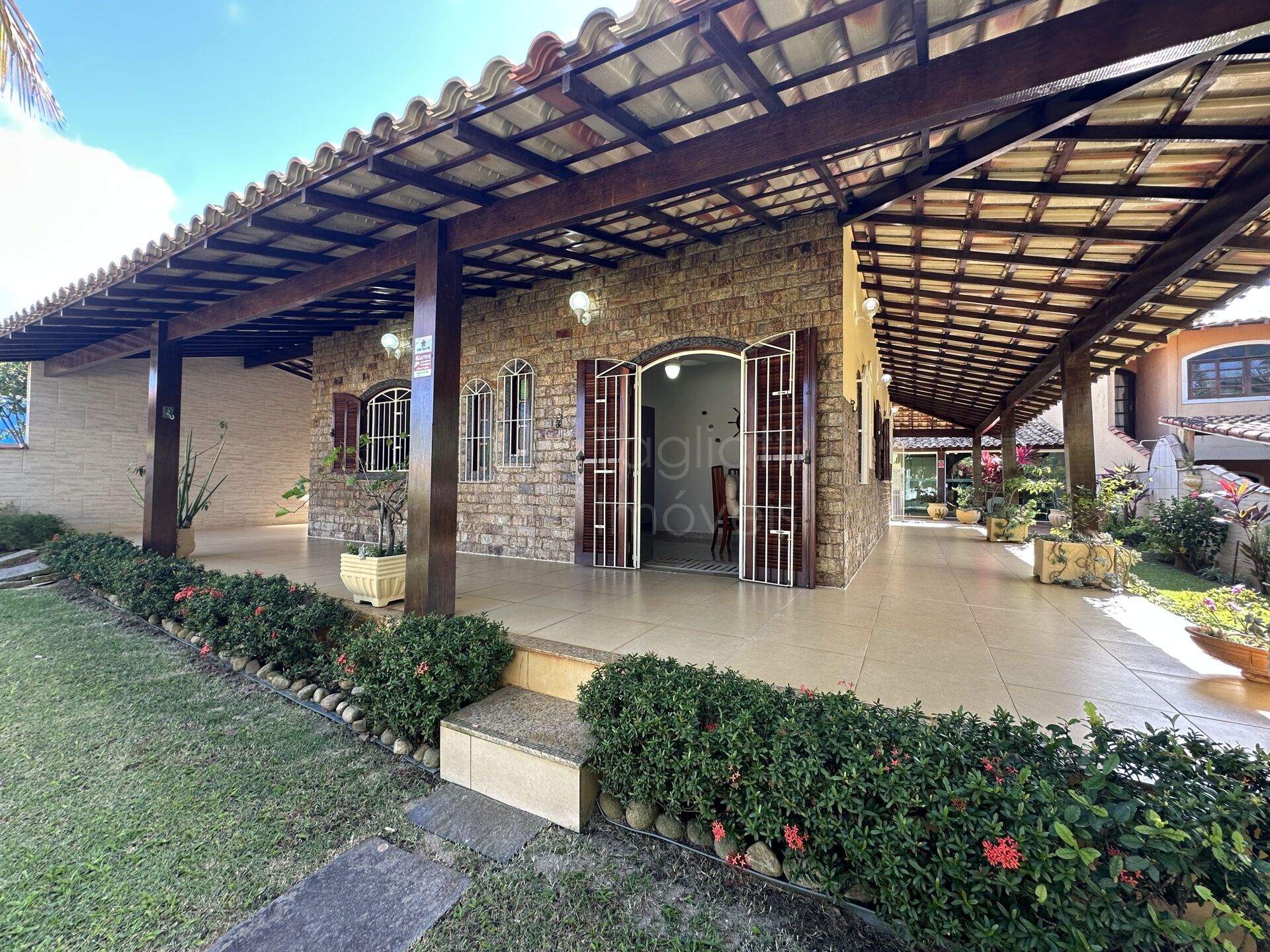 Casa à venda com 3 quartos, 211m² - Foto 2