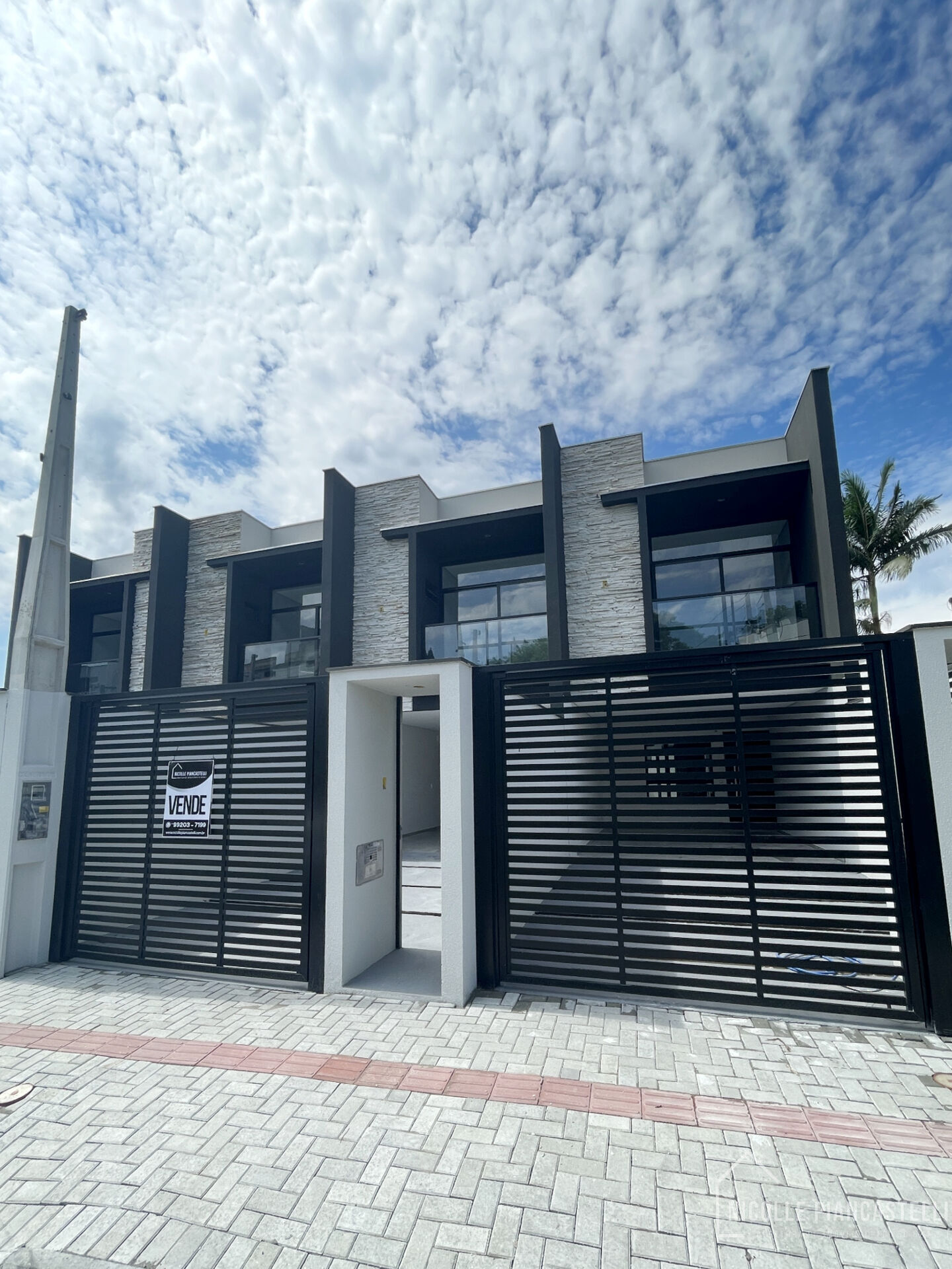 Casa à venda com 3 quartos, 109m² - Foto 1