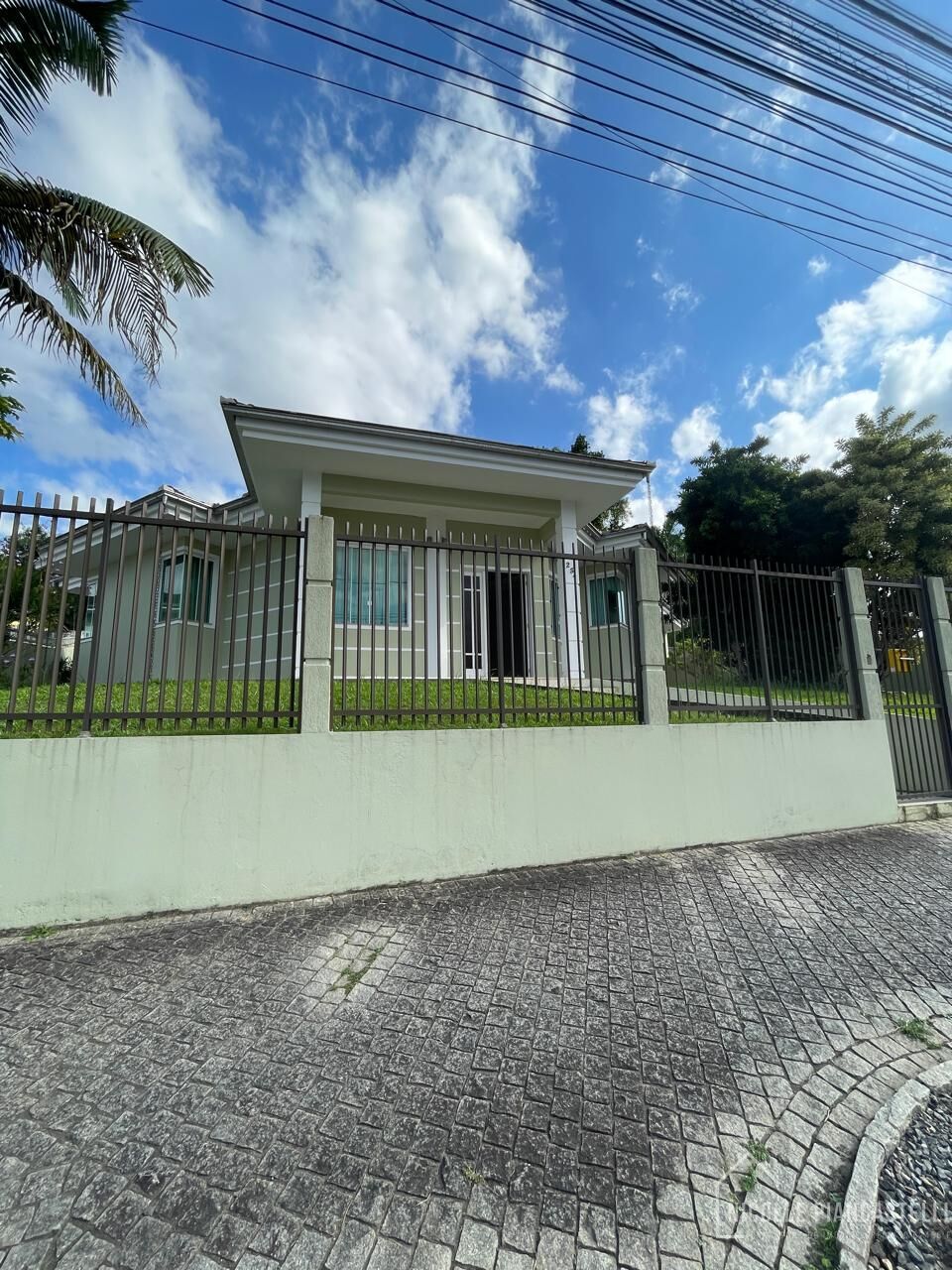 Casa à venda com 3 quartos, 211m² - Foto 2