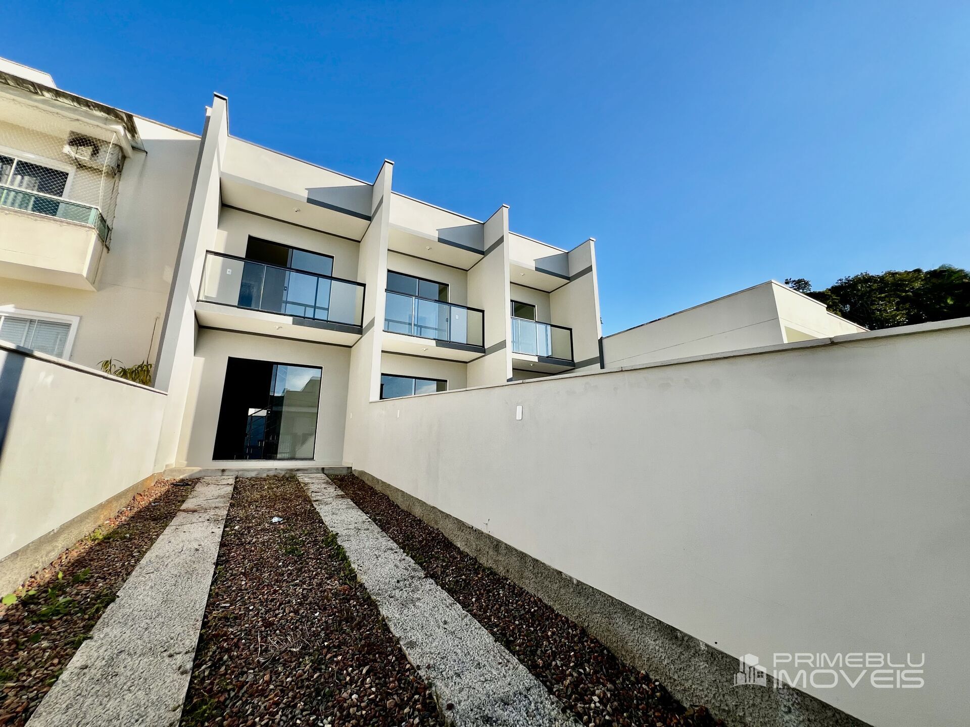 Sobrado 2 quartos e 2 vagas de garagem próximo a BR 470 e norte Shopping no bairro Fidélis em Blumenau - foto 1