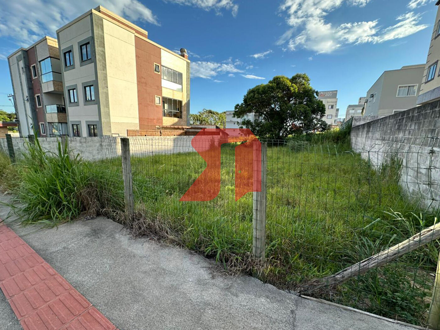 Terreno com Escritura de 350m2 no Village