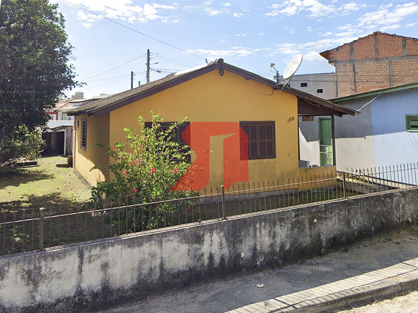 Casa de Esquina com 2 Quartos + Sala Comercial
