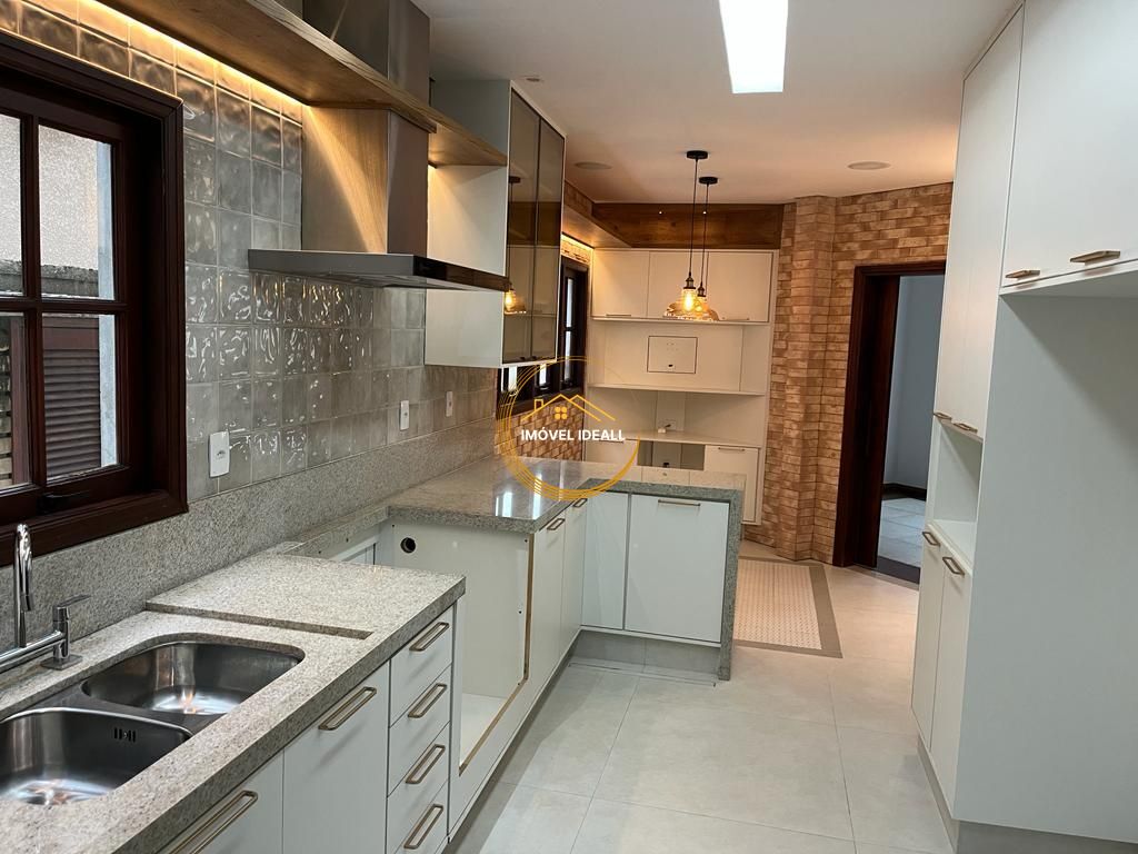 Casa à venda com 4 quartos, 306m² - Foto 1