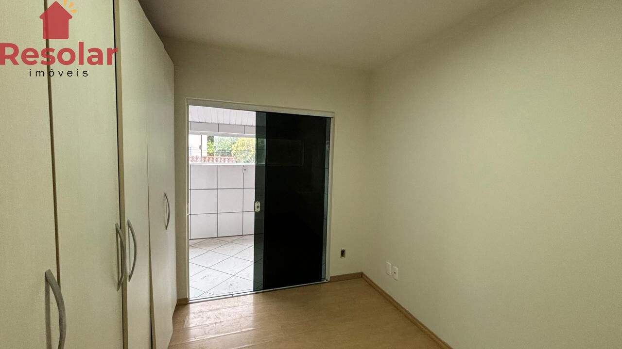 Casa à venda com 2 quartos, 70m² - Foto 4