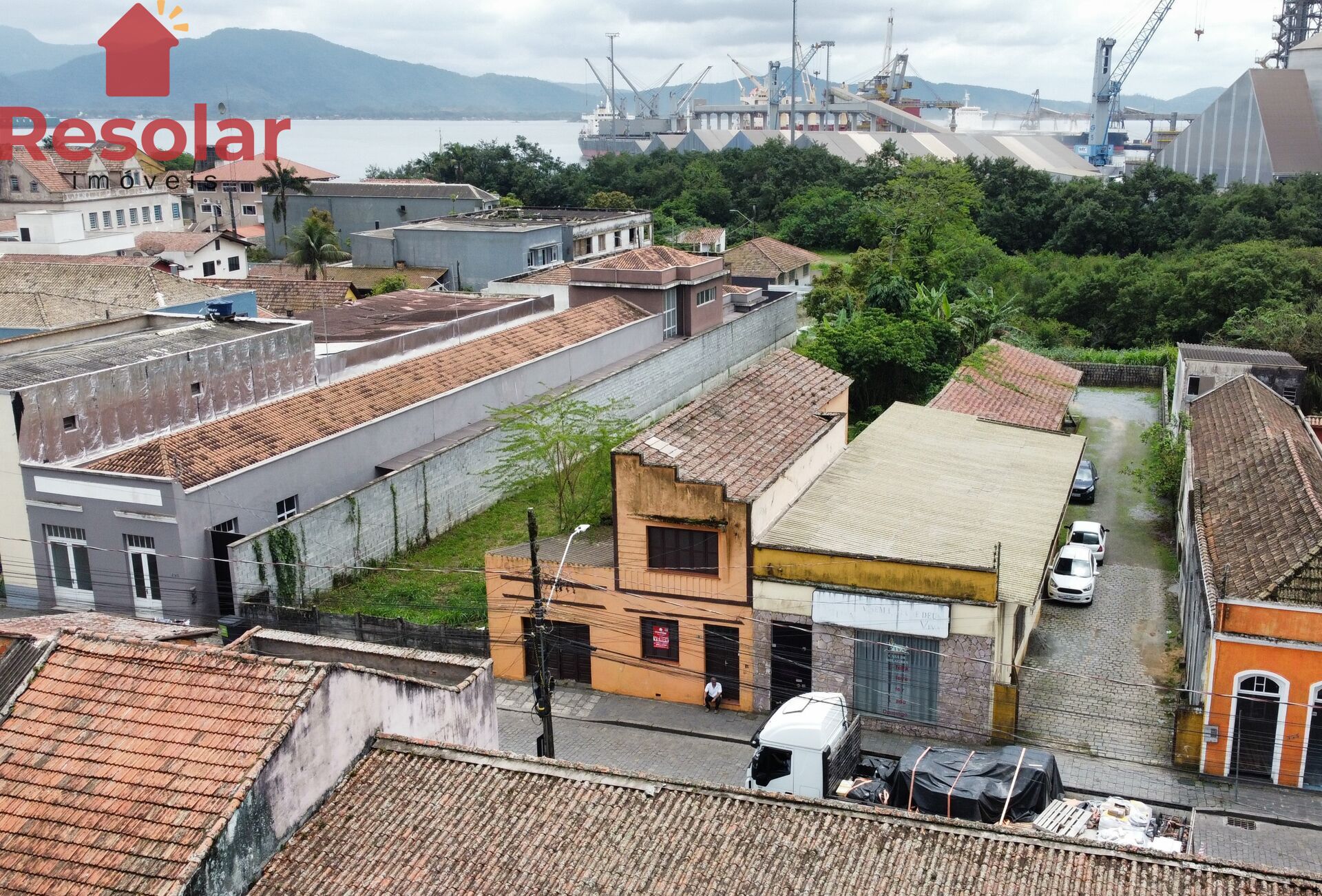 Sobrado à venda com 4 quartos, 689m² - Foto 1