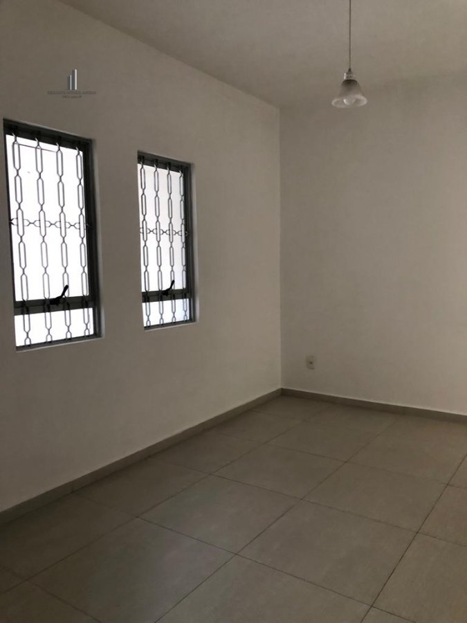 Casa à venda com 2 quartos, 110m² - Foto 2