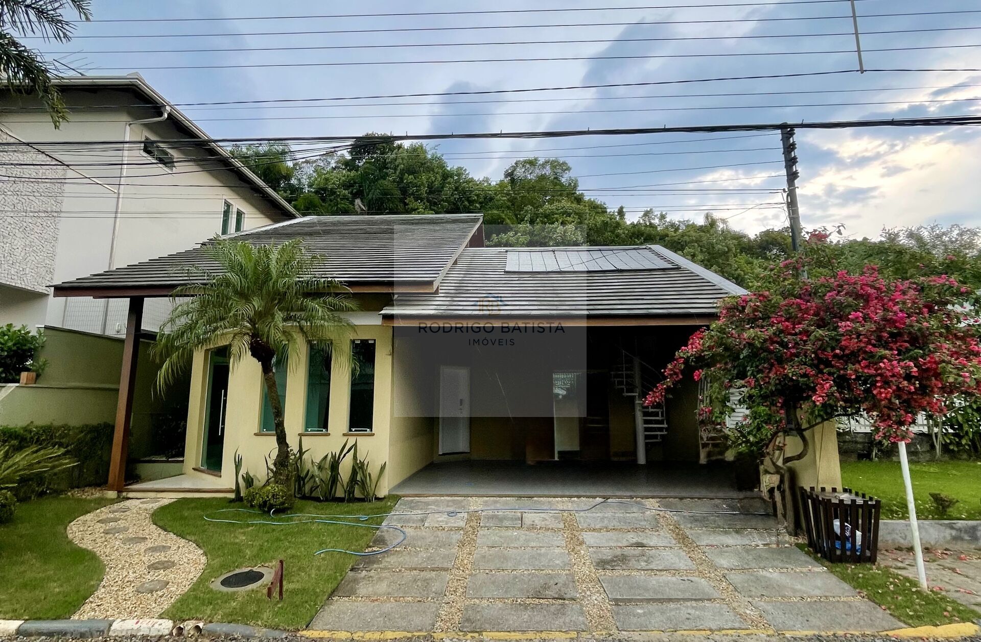 Casa à venda com 3 quartos, 230m² - Foto 1