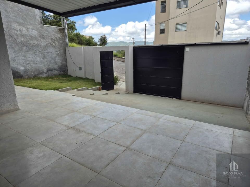 Casa à venda com 3 quartos, 100m² - Foto 1