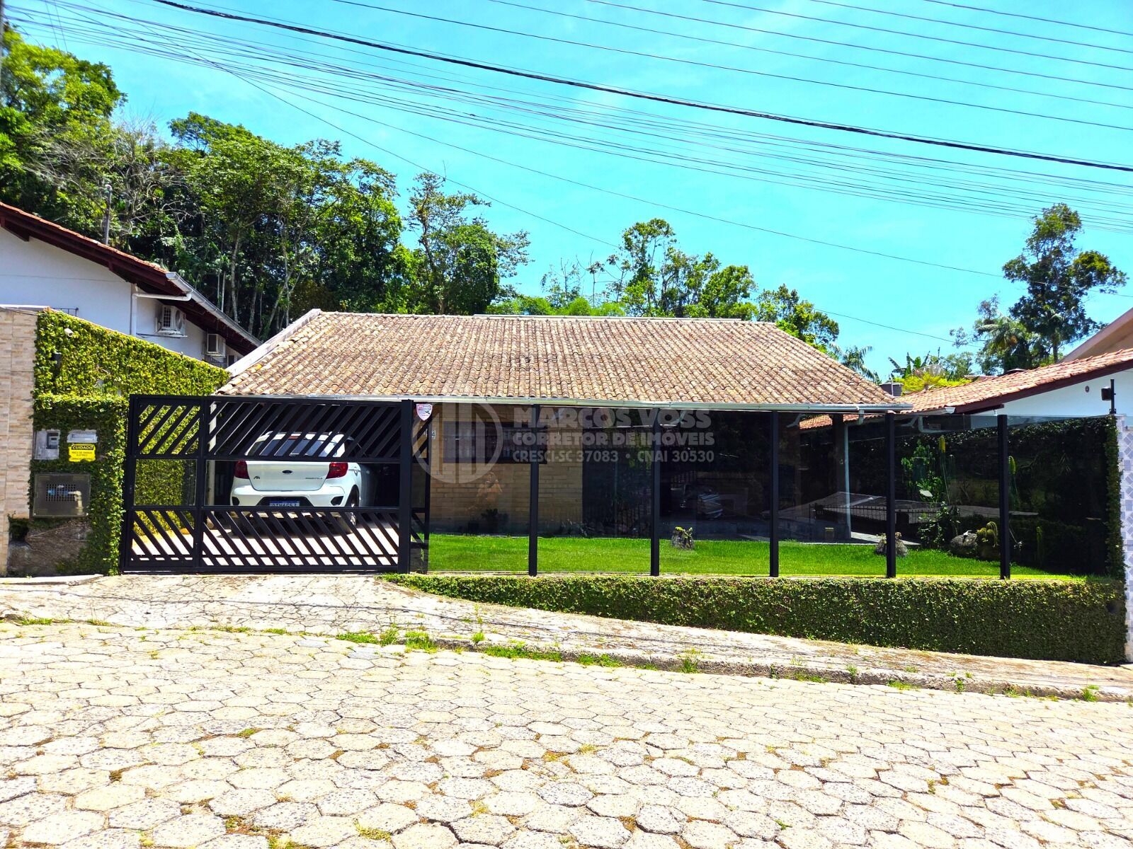 Casa com Piscina no Bairro Água Verde (Averbação em Andamento) - foto 1