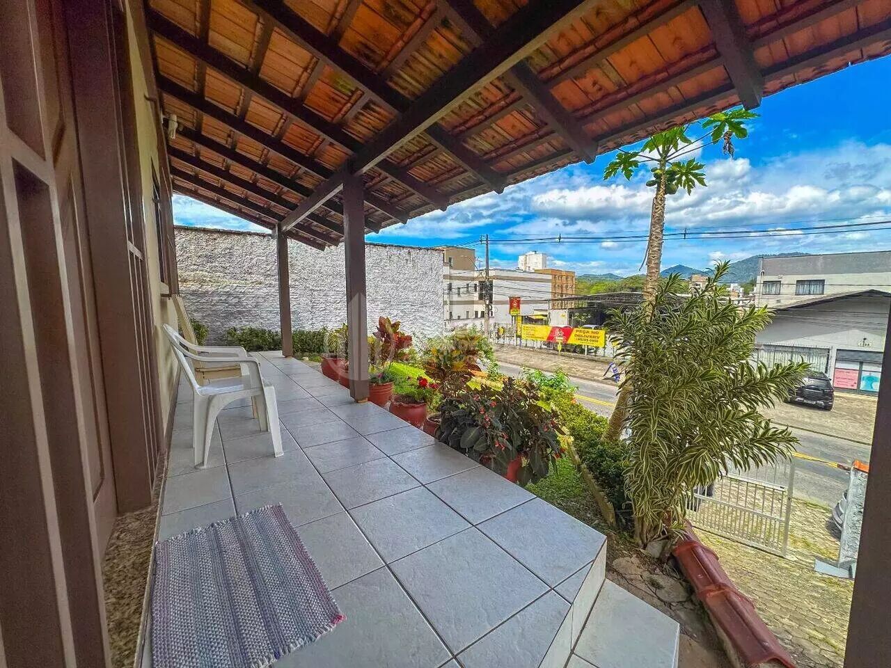 Casa Averbada com 3 Quartos e Amplo Terreno — foto 3