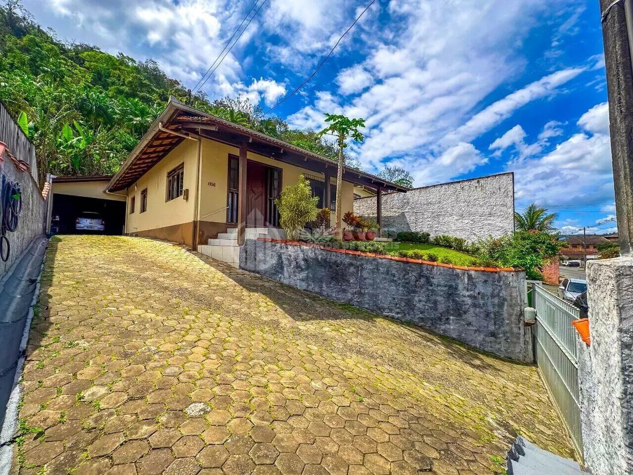 Casa Averbada com 3 Quartos e Amplo Terreno — foto 2