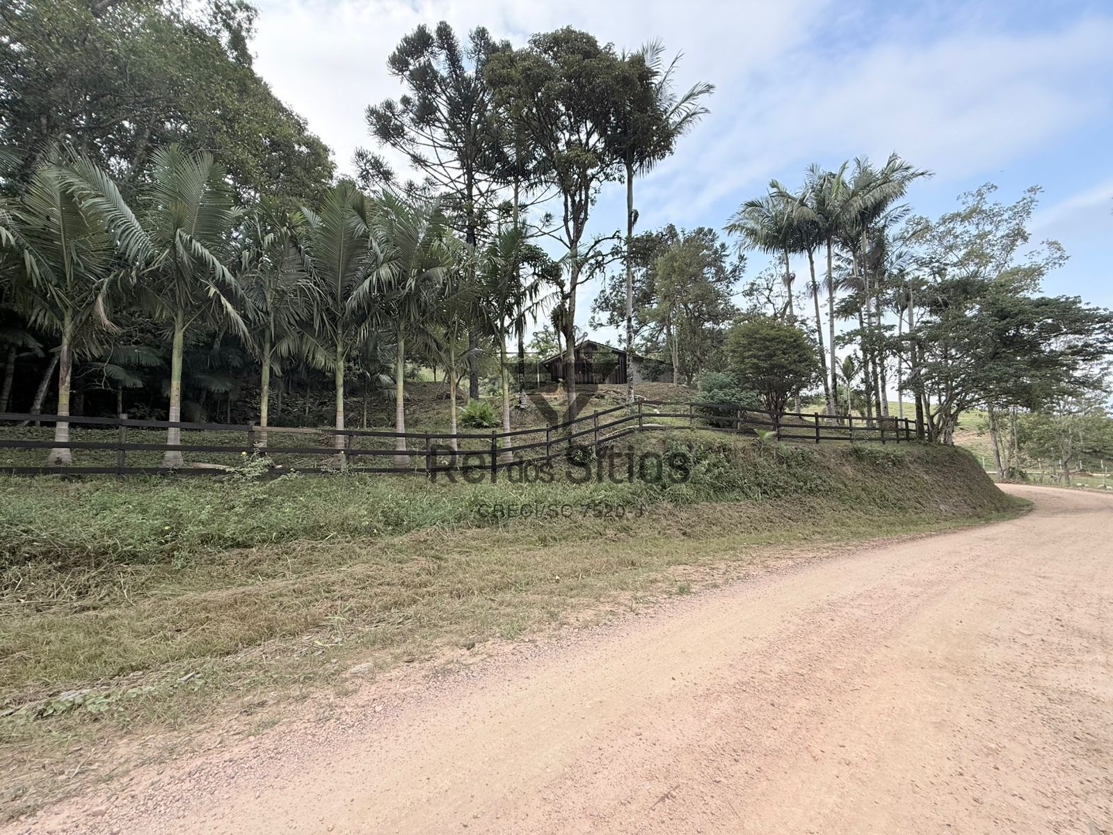 Chácara com casa, nascente, lagoa... - foto 1