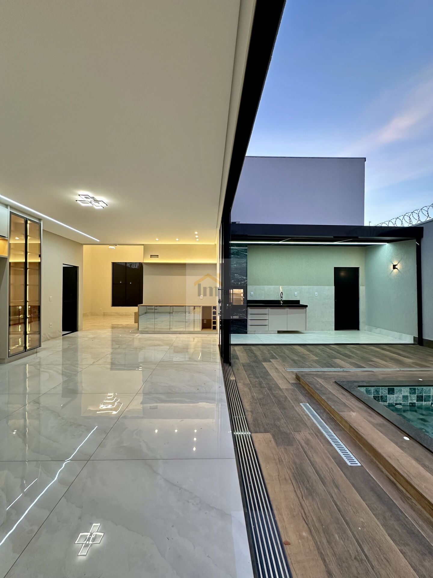 Casa à venda com 3 quartos, 200m² - Foto 3