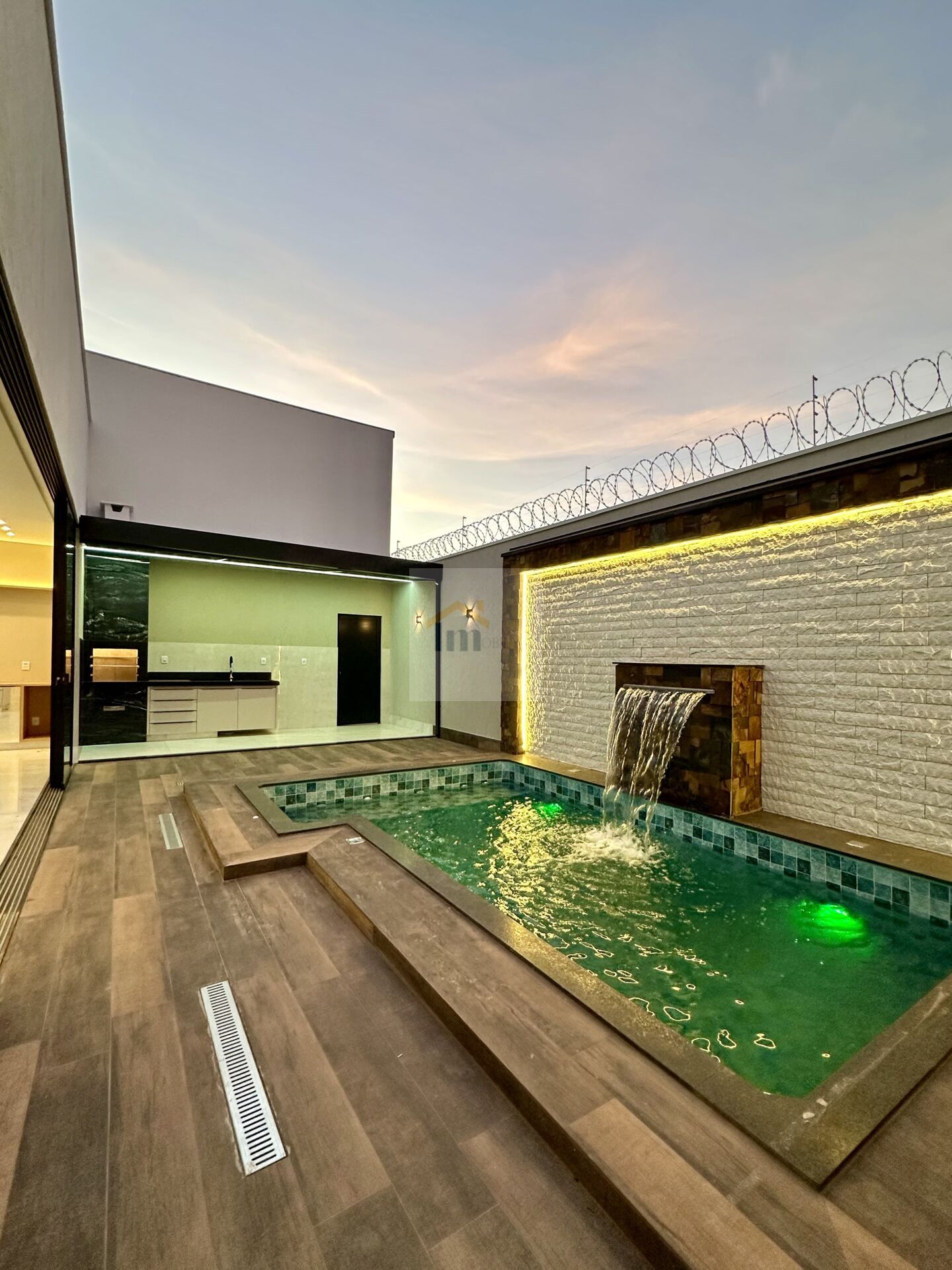 Casa à venda com 3 quartos, 200m² - Foto 2