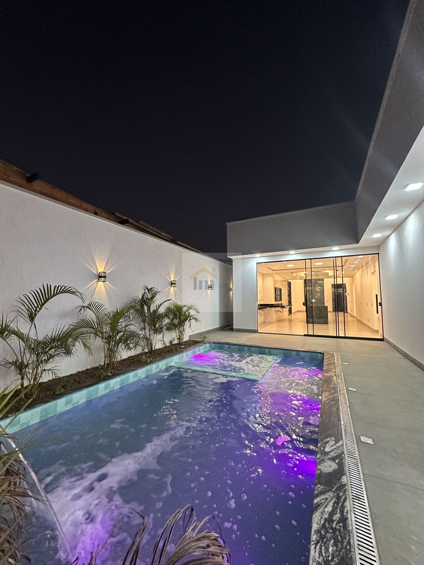 Casa à venda com 4 quartos, 200m² - Foto 1