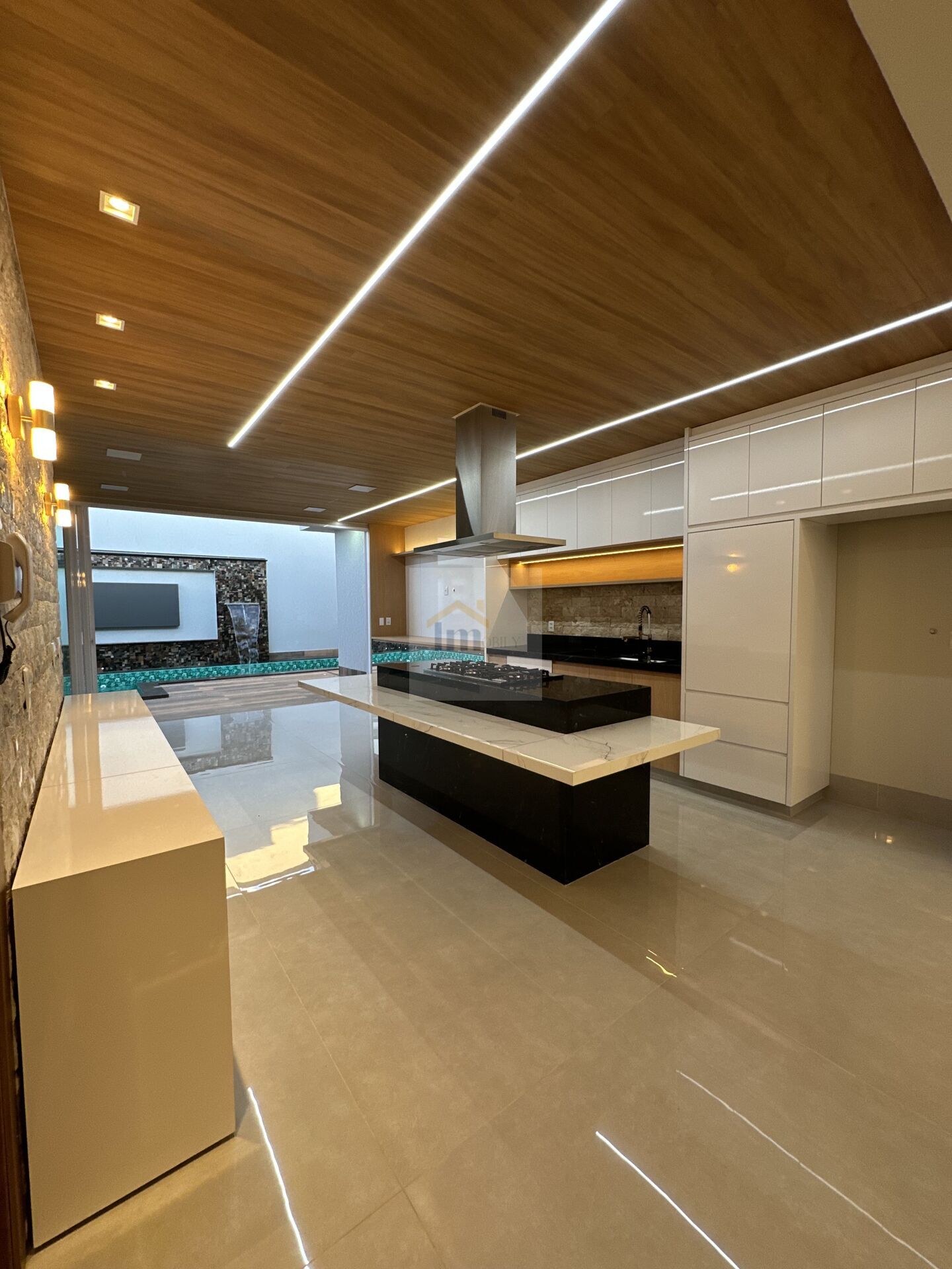 Casa à venda com 3 quartos, 230m² - Foto 1