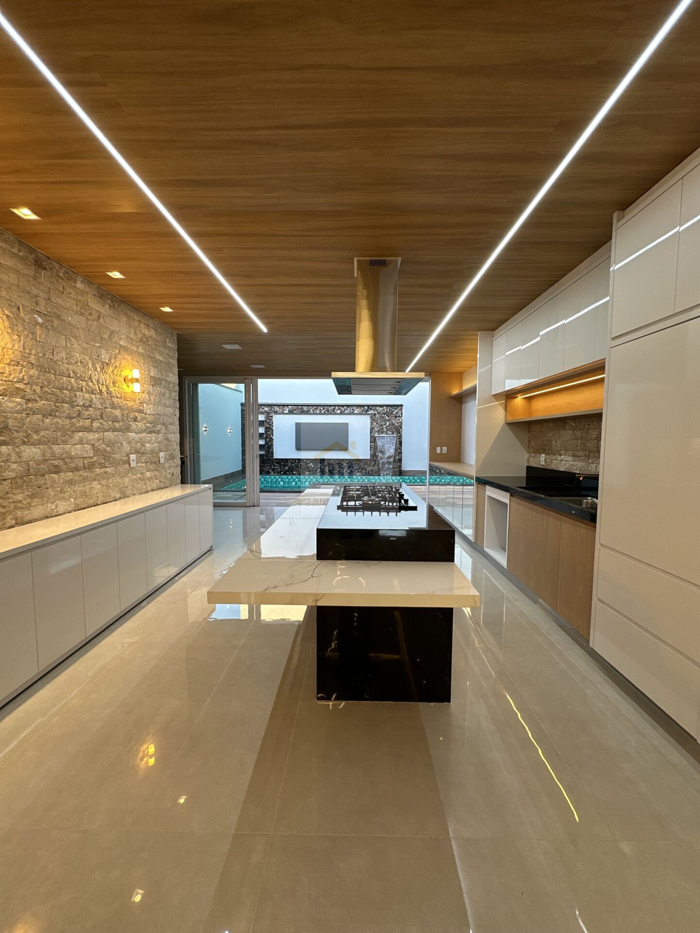 Casa à venda com 3 quartos, 230m² - Foto 2