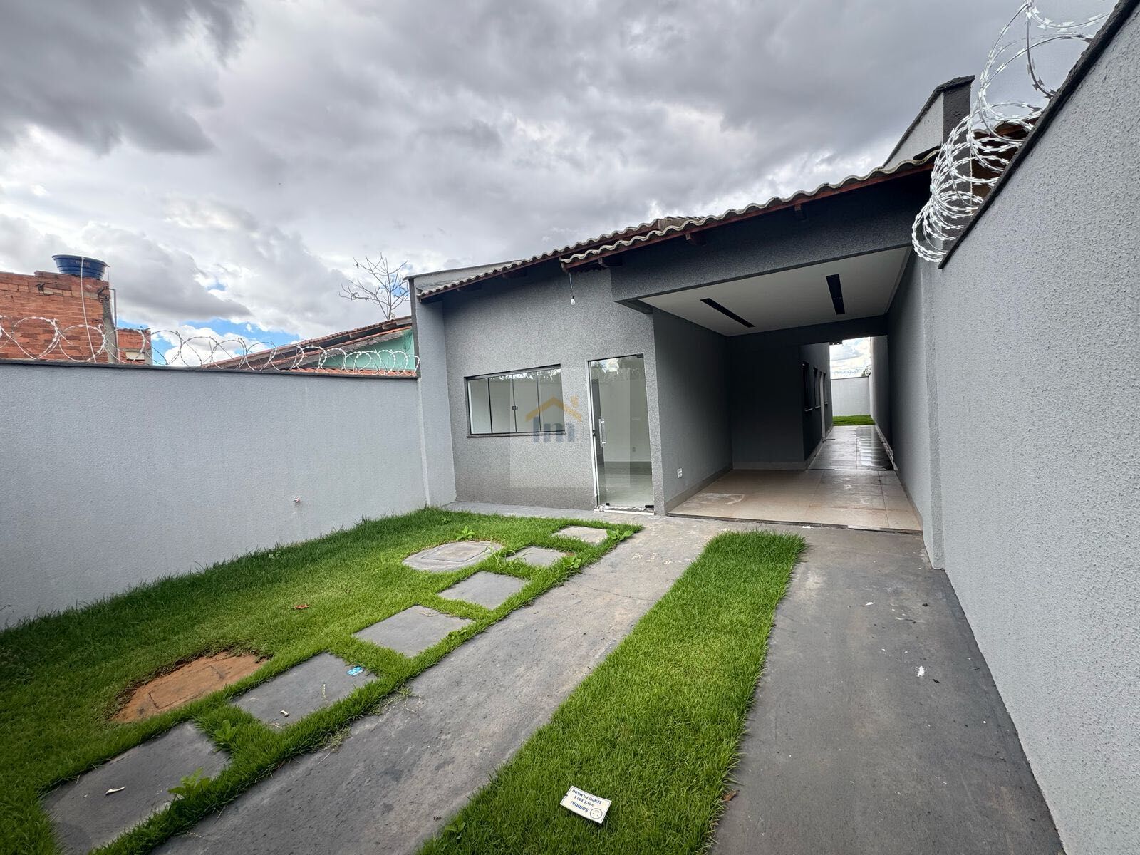 Casa à venda com 3 quartos, 98m² - Foto 1