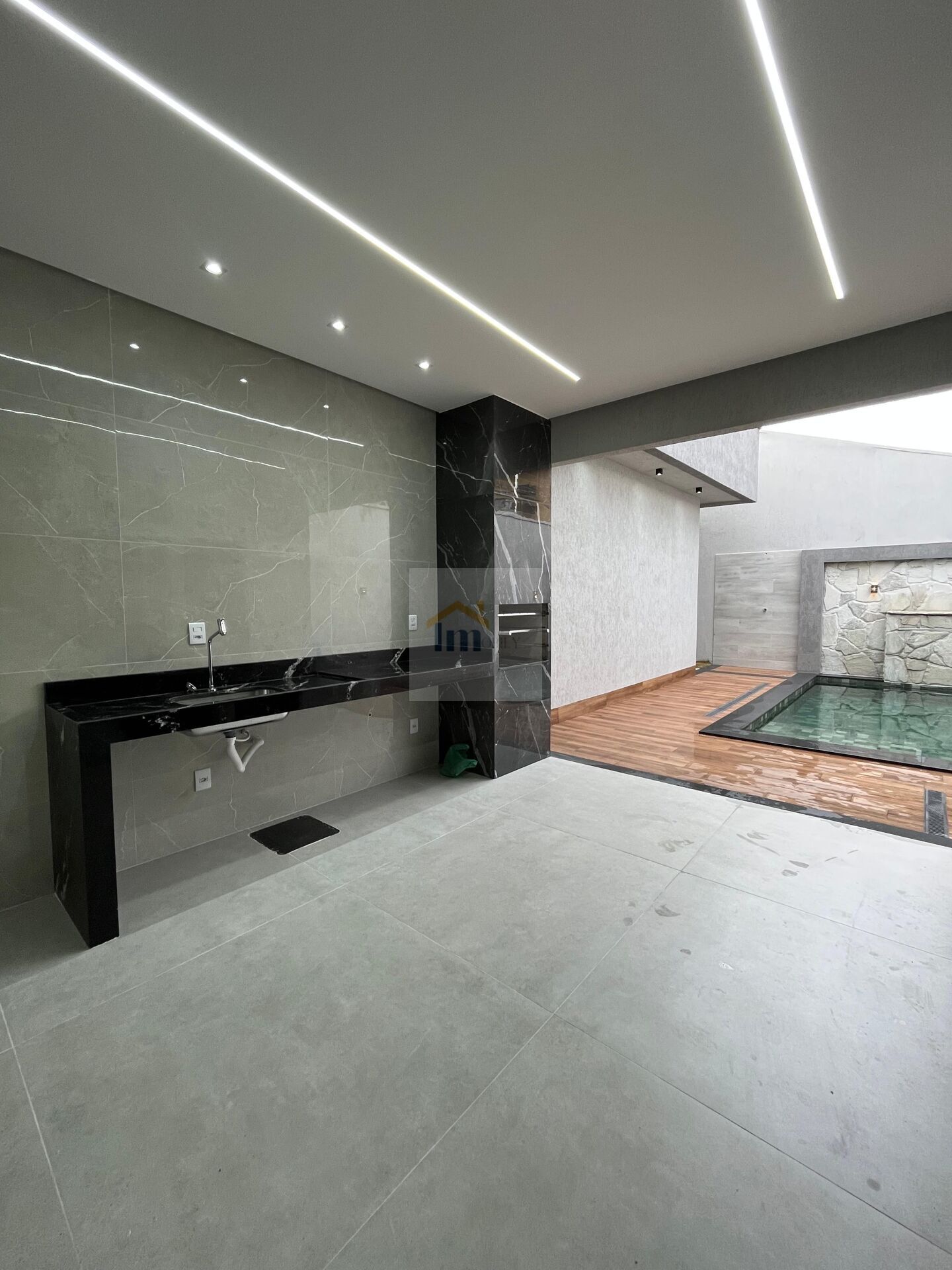 Casa à venda com 3 quartos, 215m² - Foto 2