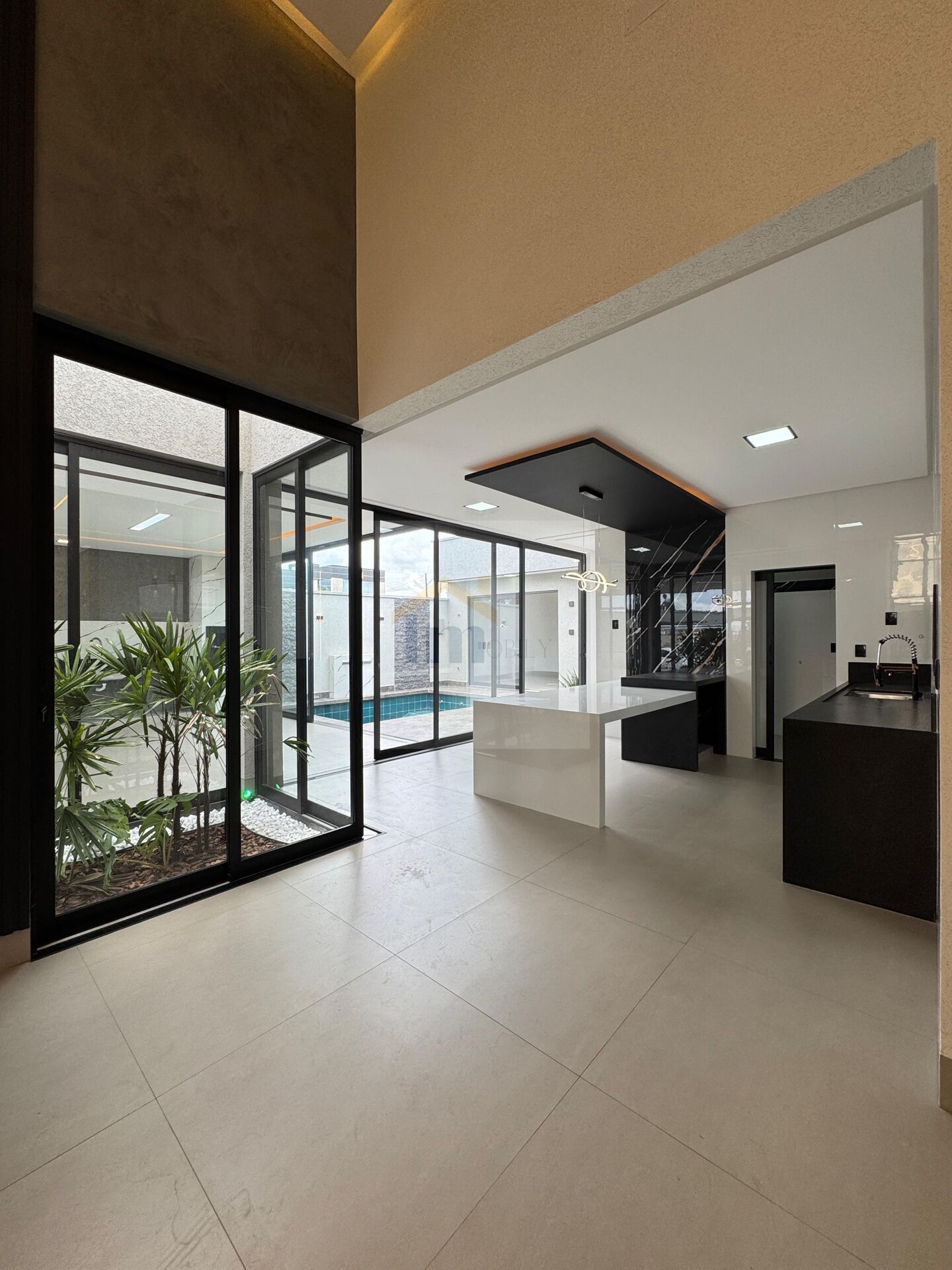 Casa à venda com 4 quartos, 238m² - Foto 1