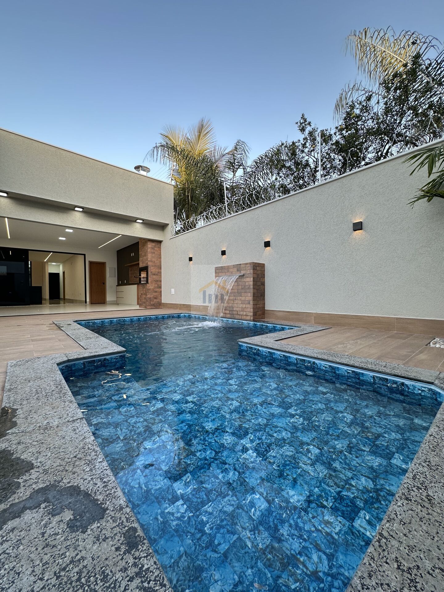 Casa à venda com 3 quartos, 191m² - Foto 1