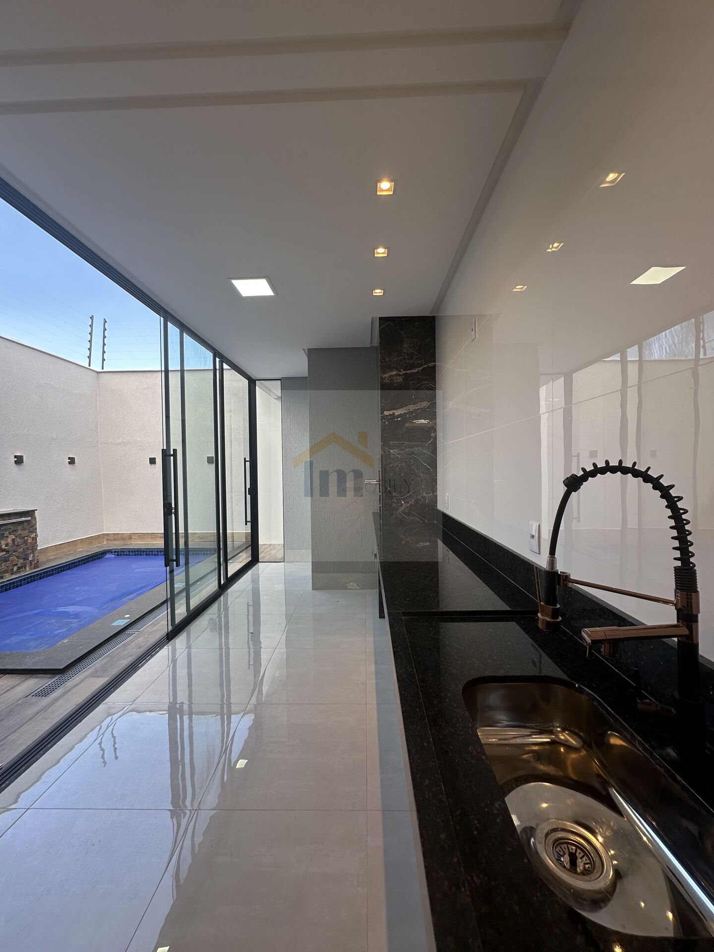 Casa à venda com 3 quartos, 126m² - Foto 1