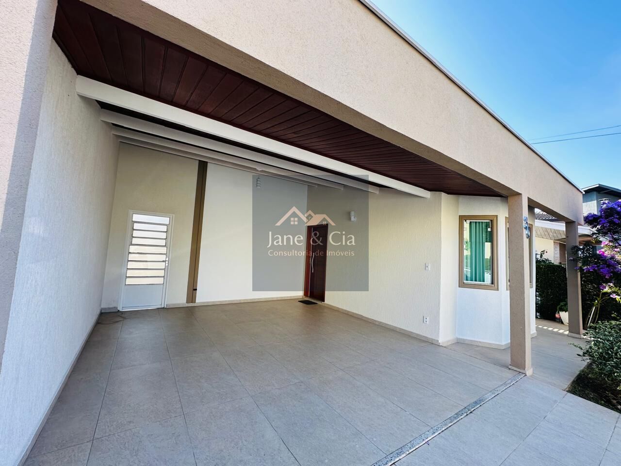 Casa à venda com 4 quartos, 220m² - Foto 1