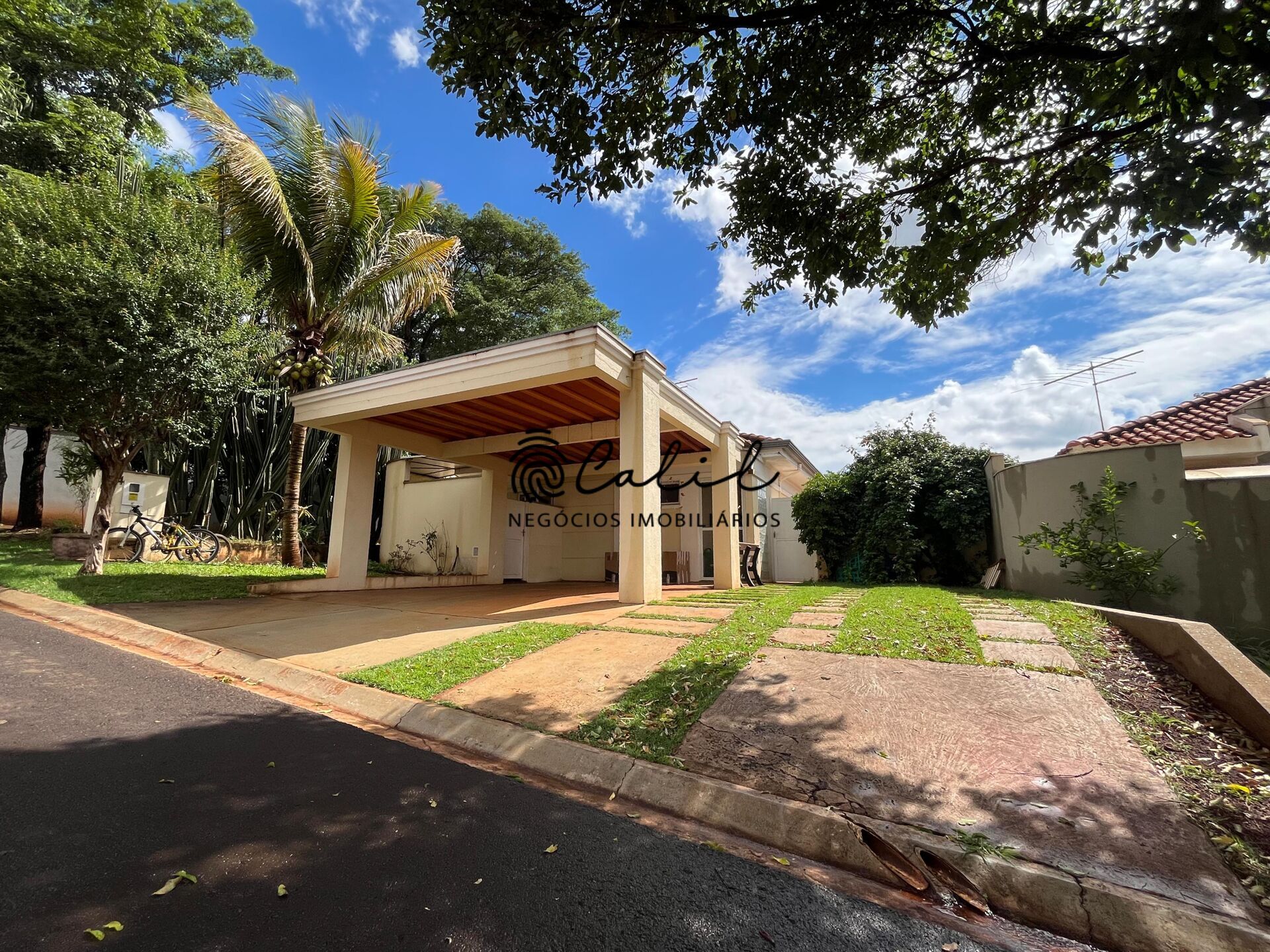 Casa à venda com 3 quartos, 186m² - Foto 1