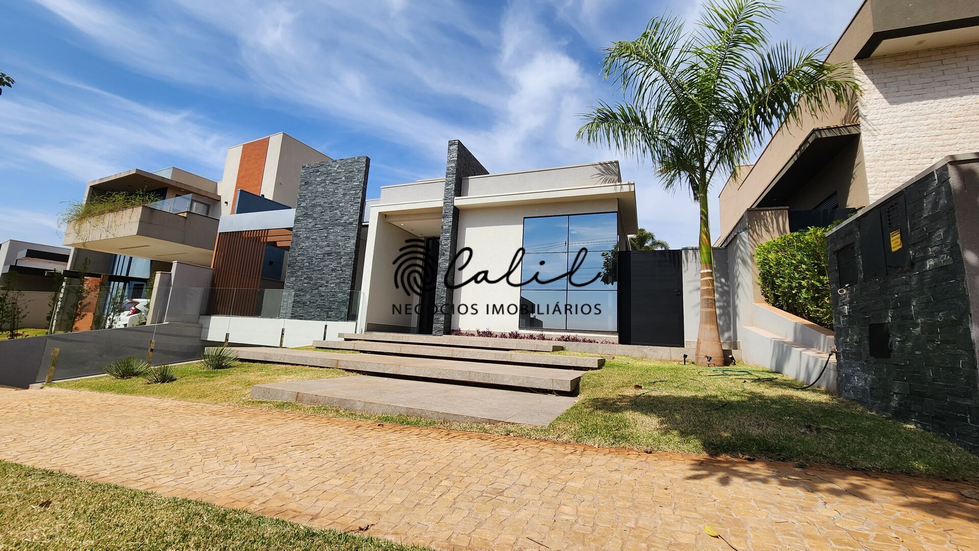 Casa de Condomínio à venda com 3 quartos, 266m² - Foto 2