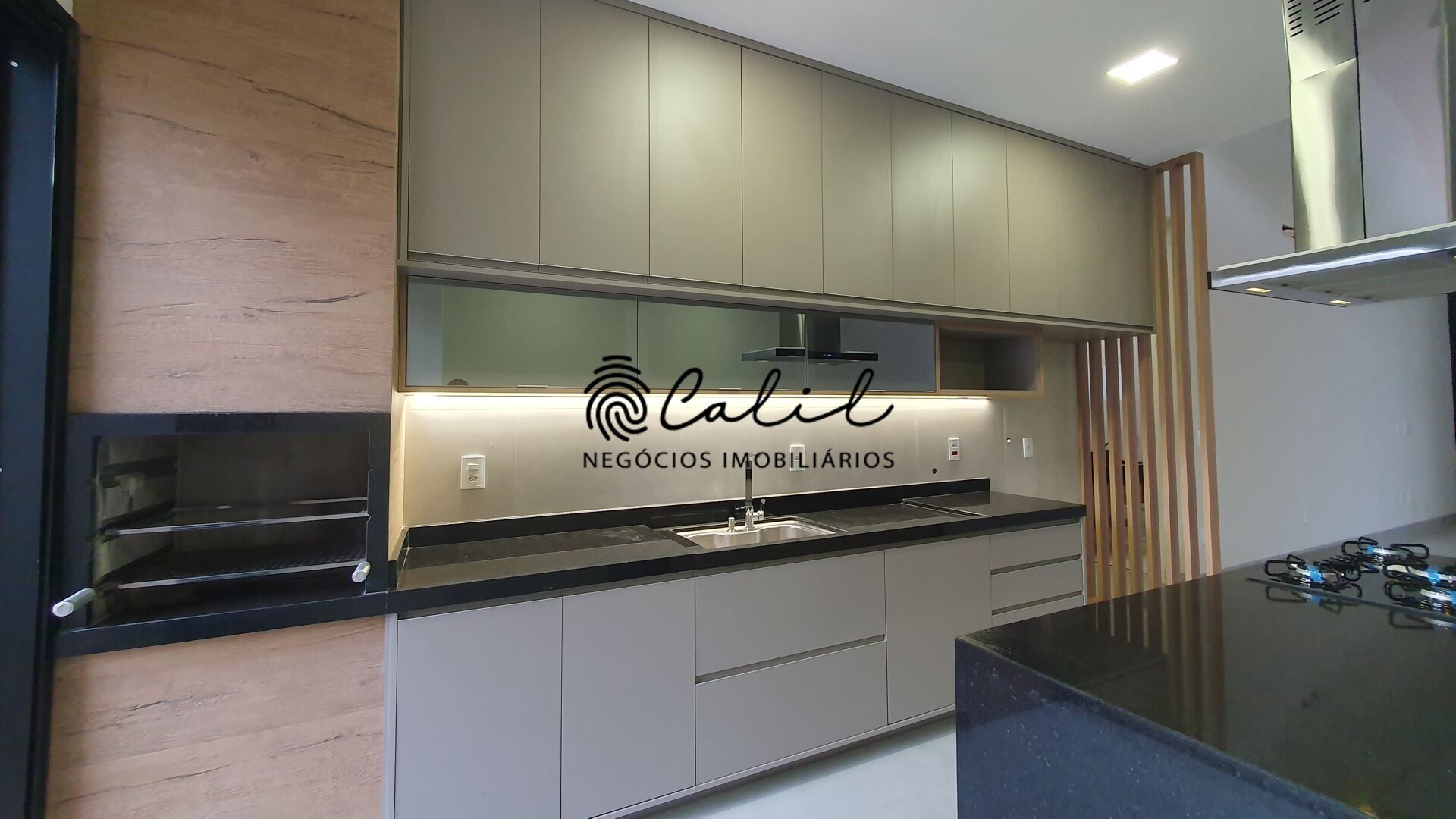 Casa de Condomínio à venda com 3 quartos, 270m² - Foto 2