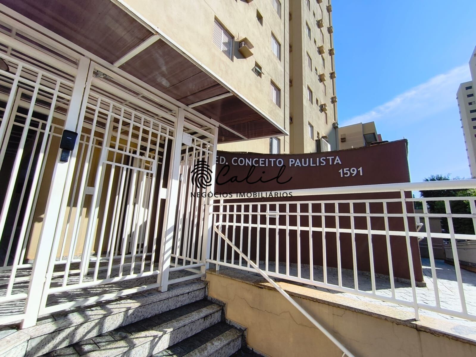 Apartamento à venda com 3 quartos, 107m² - Foto 2