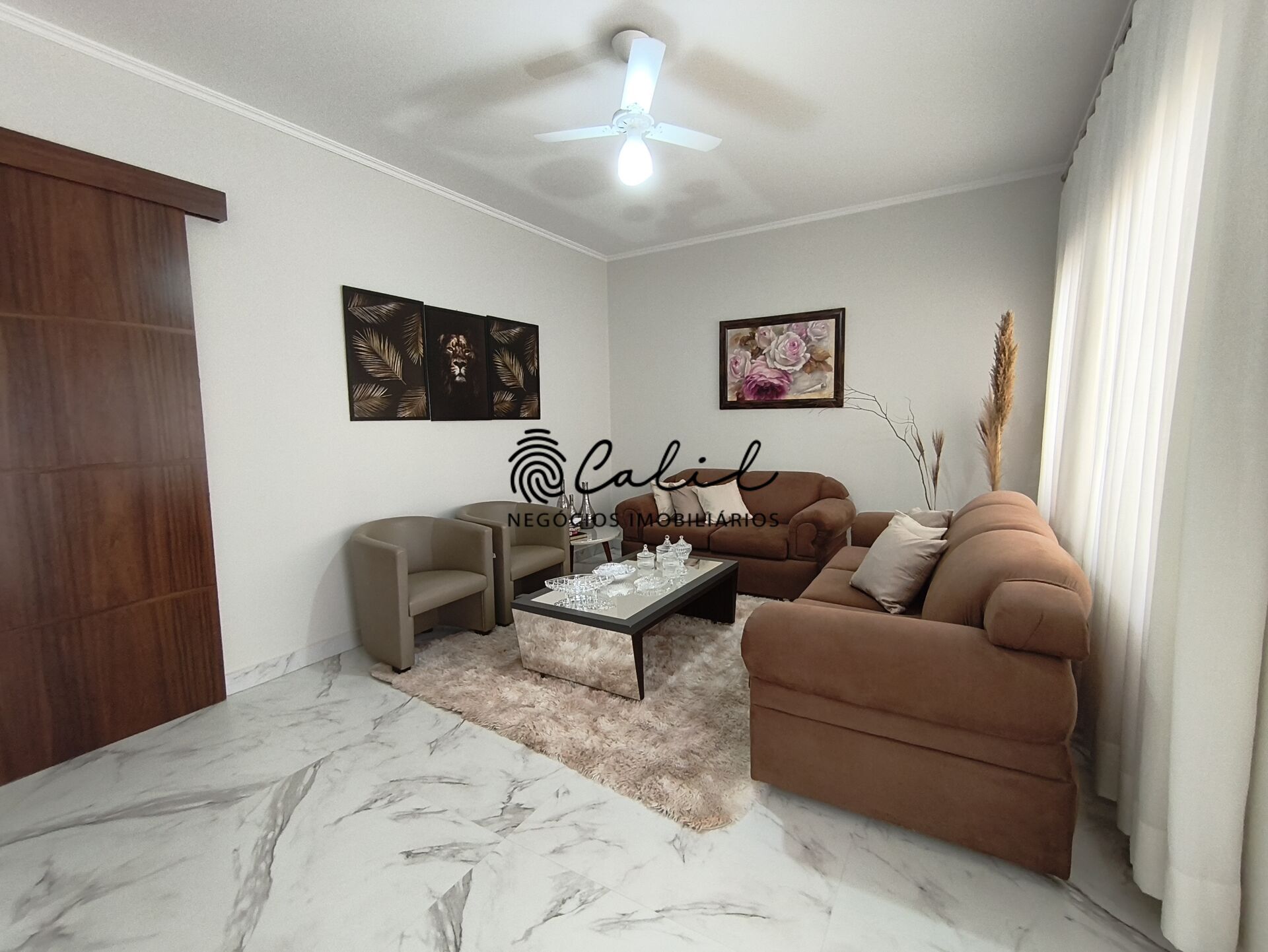 Casa à venda com 3 quartos, 212m² - Foto 1