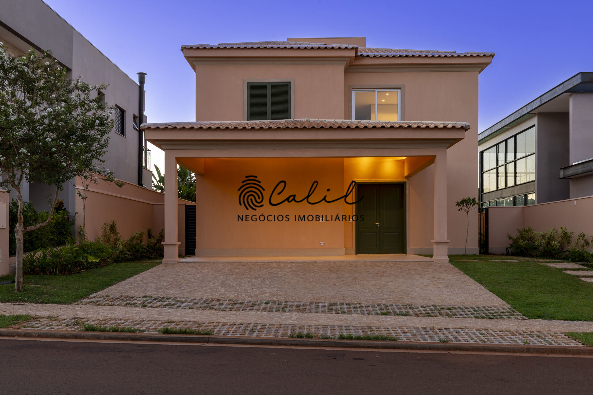 Casa de Condomínio à venda com 3 quartos, 381m² - Foto 1