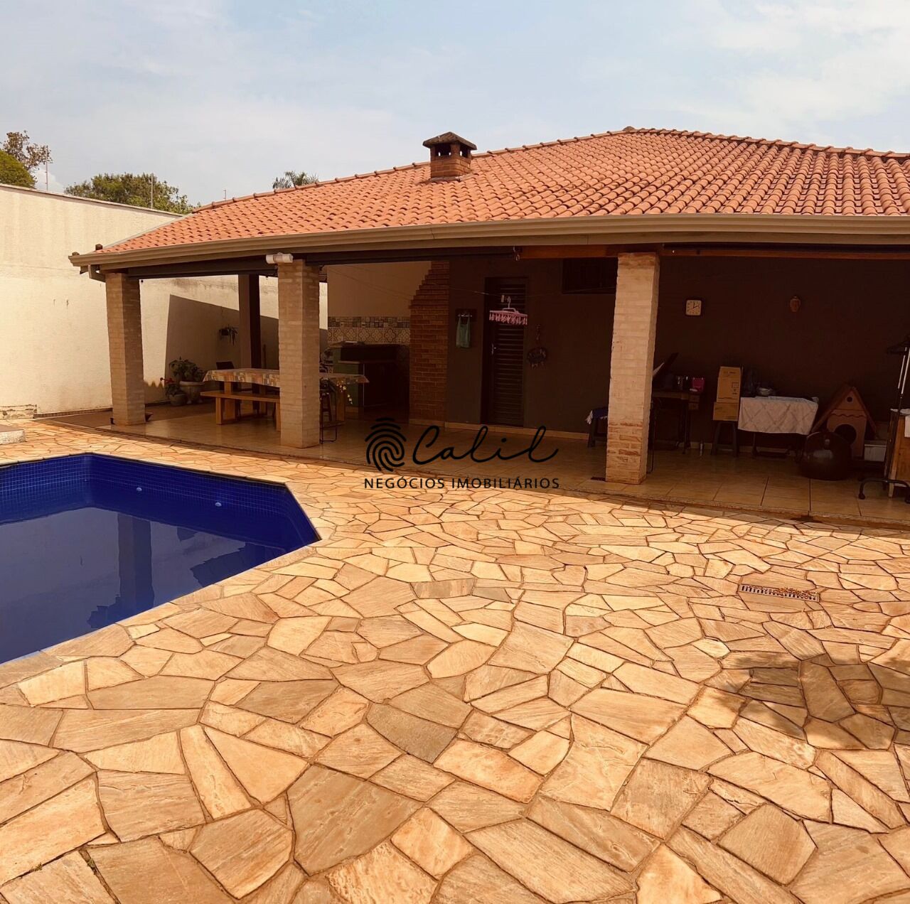 Casa à venda com 3 quartos, 210m² - Foto 1