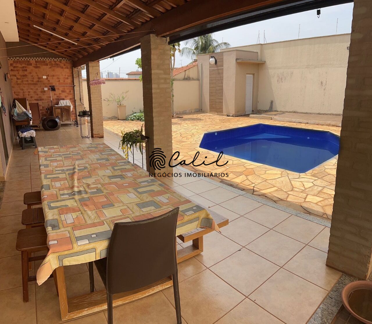 Casa à venda com 3 quartos, 210m² - Foto 2